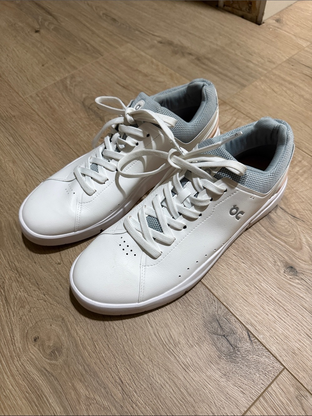 On clouds THE ROGER women’s